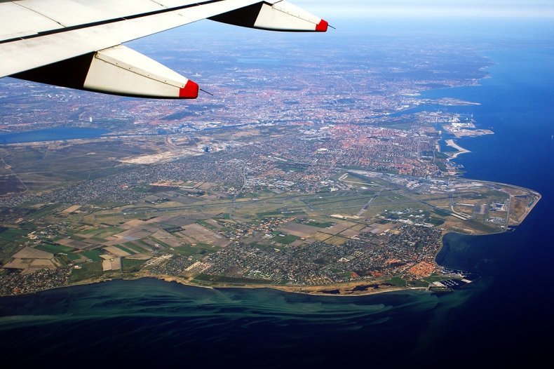 Вид на аэропорт Копенгагена из окна самолёта