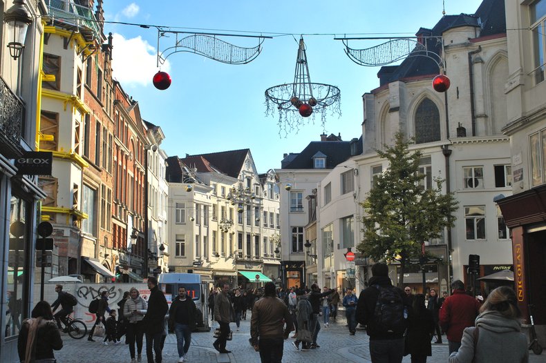 Люстры на улицах Брюсселя
