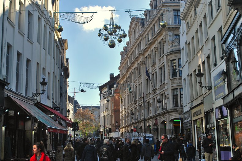 Люстры на улицах Брюсселя