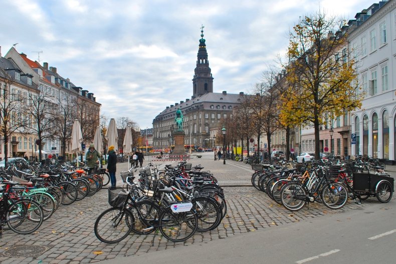 Велостоянка на площади Хойбро с видом на Кристиансборг