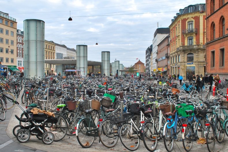 Велопарковка возле станции метро Nørreport