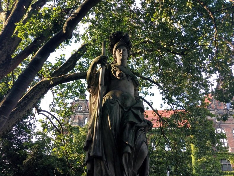 Скульптура в парке Словацкого во Вроцлаве